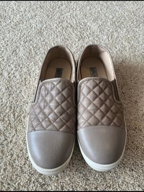 Steve Madden Womens Shoes ‘Zaander’ Taupe Quilted Look Slip on Sneakers 11M